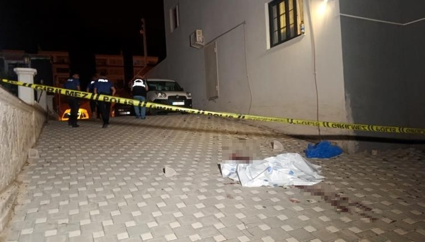 Sevgilisinin eski kocasından kaçmak isterken 3üncü kattan düşüp, yaşamını yitirdi Sevgilisinin eski kocasından kaçmak isterken 3üncü kattan düşüp, yaşamını yitirdi
