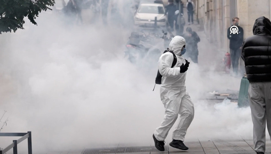 Fransada polis, göstericilere göz yaşartıcı gaz ile müdahale etti