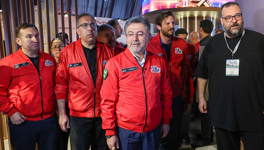 Bakan Yumaklıdan Demirören Medya standına ziyaret