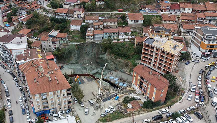 Tokatta yol çöktü: 2 katlı ev tahliye edildi Tokatta yol çöktü: 2 katlı ev tahliye edildi