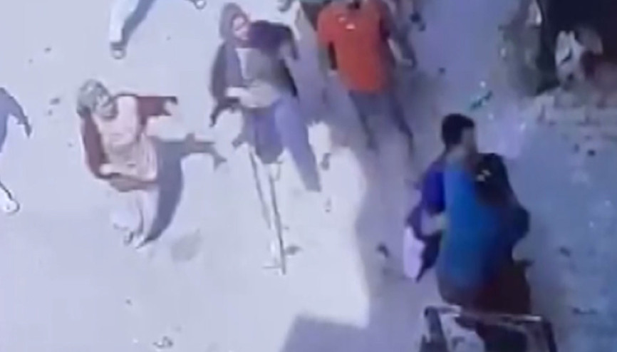 İki aile arasındaki keserli ve bıçaklı kavga kamerada İki aile arasındaki keserli ve bıçaklı kavga kamerada