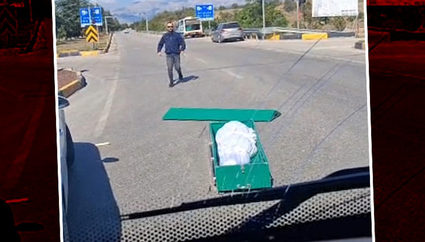 İçinde cenaze bulunan tabut yola düştü