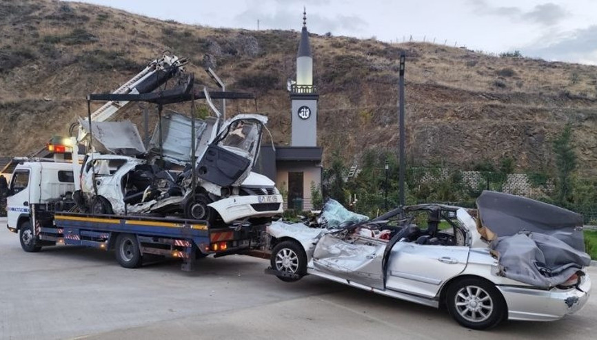 Ankarada feci kaza... Takla atan otomobil, karşı yönden gelen otomobille çarpıştı: 2 ölü, 2 yaralı