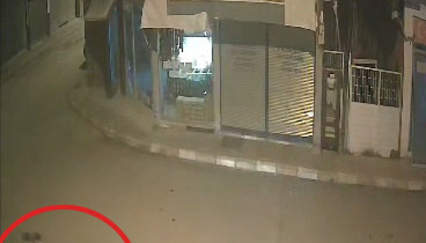 Elektrikli bisiklete çarpan otomobil sürücüsünün kaçtığı kaza kamerada: 2 yaralı Elektrikli bisiklete çarpan otomobil sürücüsünün kaçtığı kaza kamerada: 2 yaralı