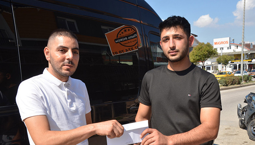 Motosikletle giderken cebindeki paraları düşürmüştü: Servis şoförü parayı sahibine ulaştırdı