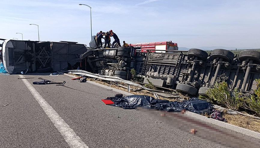 Manisa’da katliam gibi kazanın görüntüleri ortaya çıktı TIR ile otobüs çarpıştı: 11 ölü, 26 yaralı Manisa’da katliam gibi kazanın görüntüleri ortaya çıktı TIR ile otobüs çarpıştı: 11 ölü, 26 yaralı