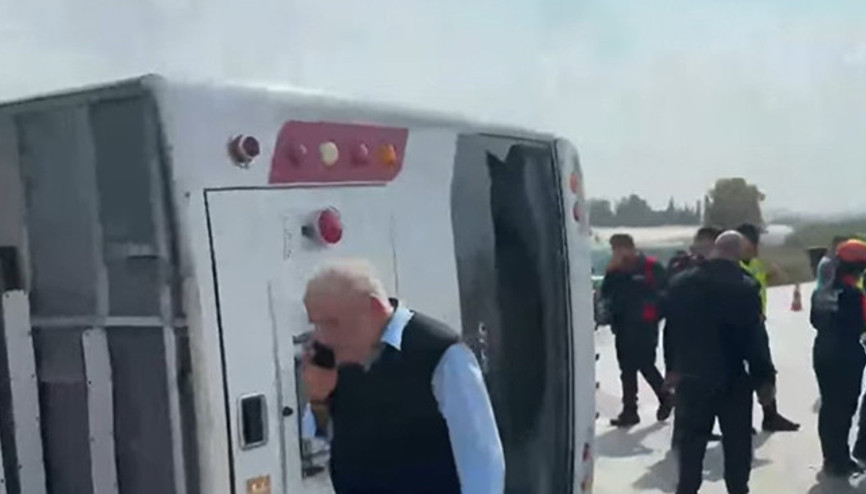 Antalyada midibüs kaygan yolda devrildi: Yaralılar var Vali kaza görüntülerini şoföre izletti