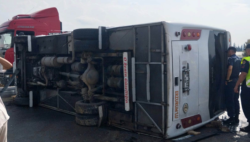 Midibüs, kaygan yolda devrildi; yaralılar var
