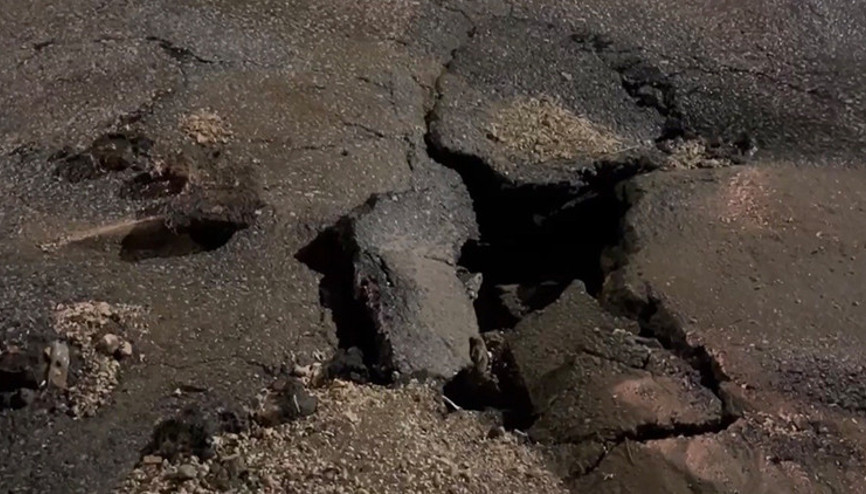 Adıyamanda şiddetli sağanak hayatı felç etti: Yollar çöktü trafik durdu