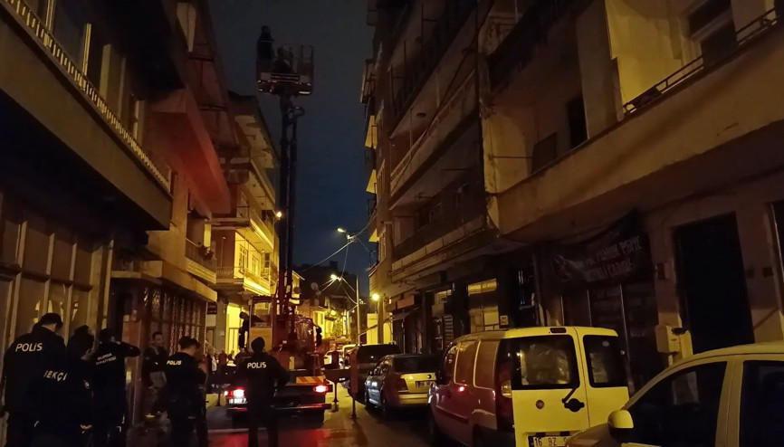 Annesini bıçakla rehin aldı Polis operasyon düzenledi Annesini bıçakla rehin aldı Polis operasyon düzenledi