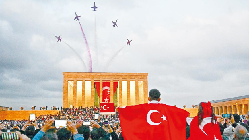 Yurtta 103’üncü yaş coşkusu... İyi ki doğdun Cumhuriyet