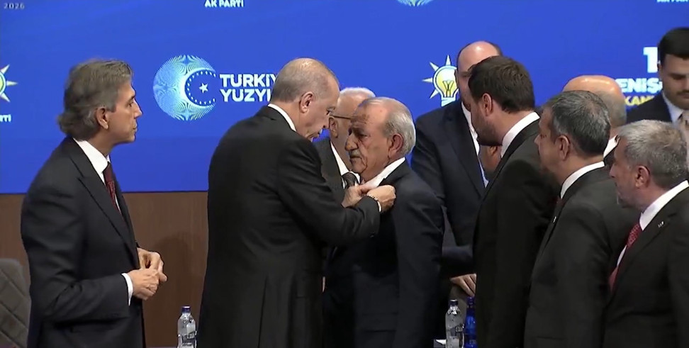AK Parti’ye yeni katılımlar... 9 belediye başkanının rozetlerini Cumhurbaşkanı Erdoğan taktı