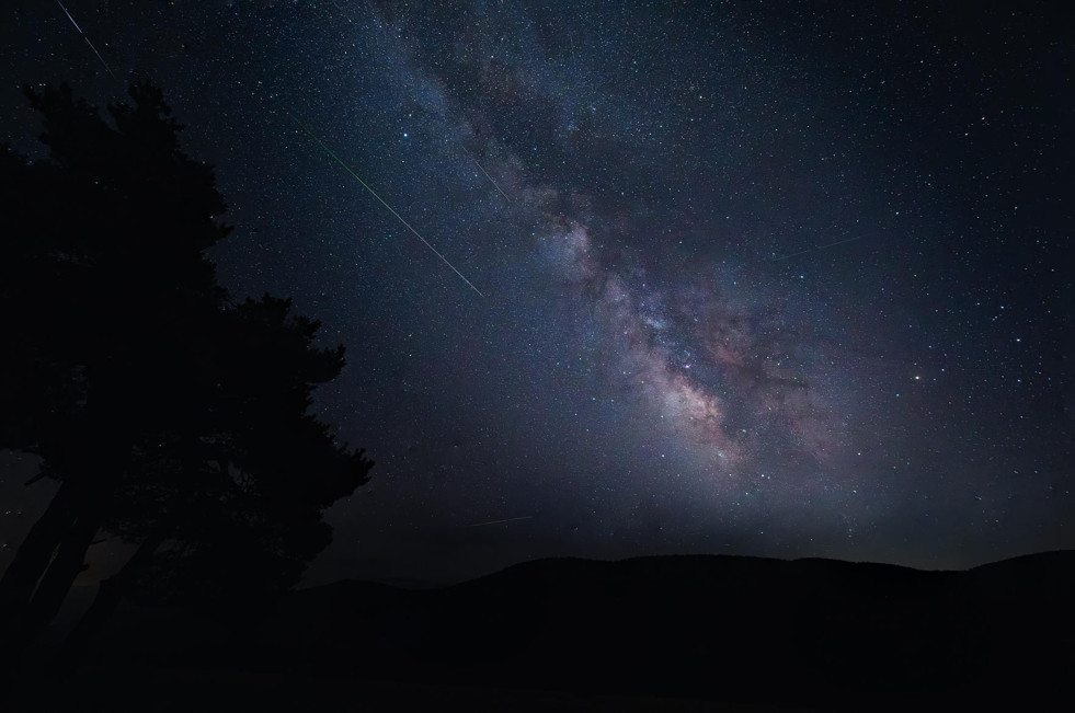 Gökyüzünde şölen Perseid meteor yağmuru ve Güneş tutulması